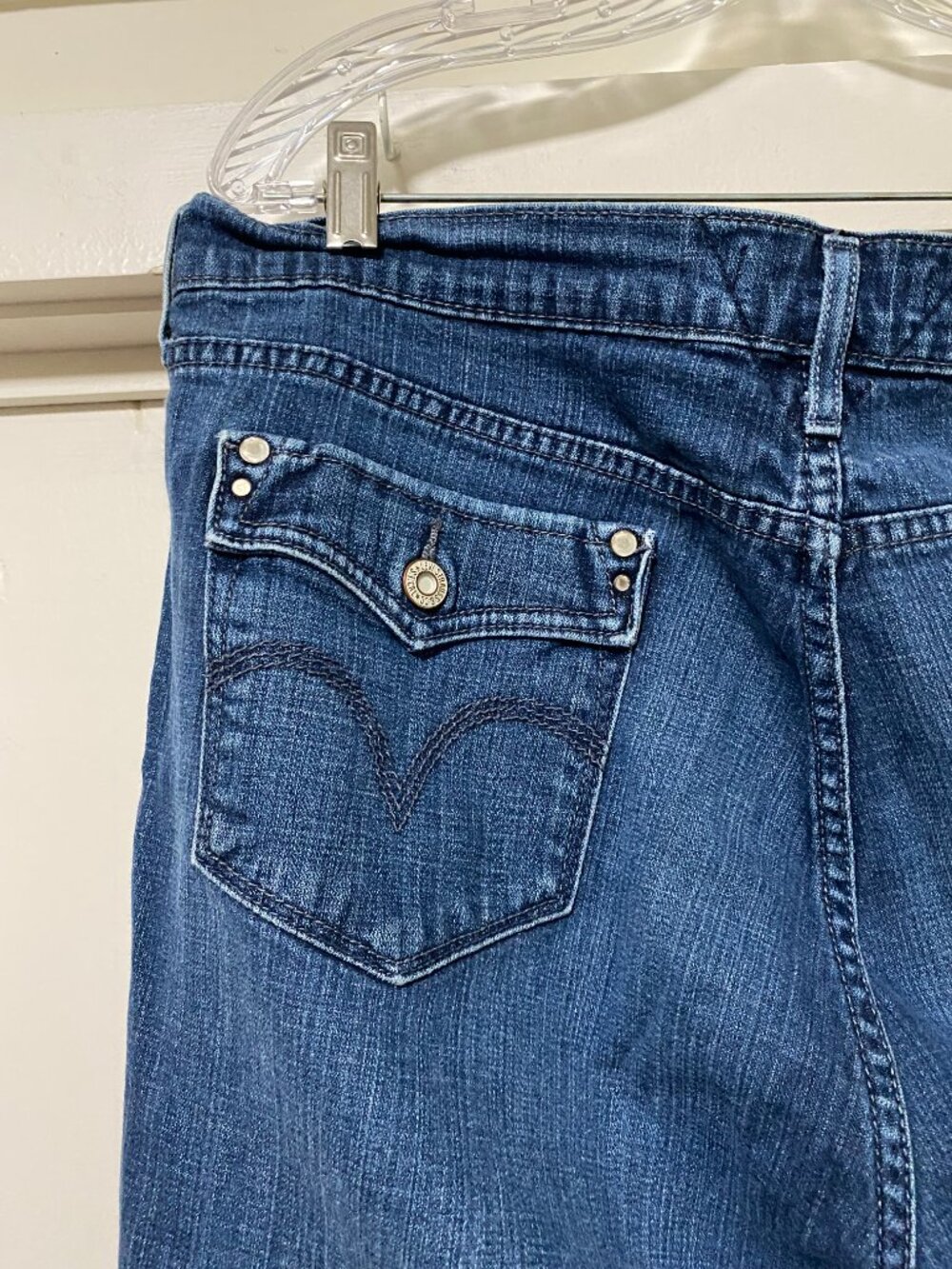 Levis capris, w/front & back pockets, size 14 - Picture 7 of 10